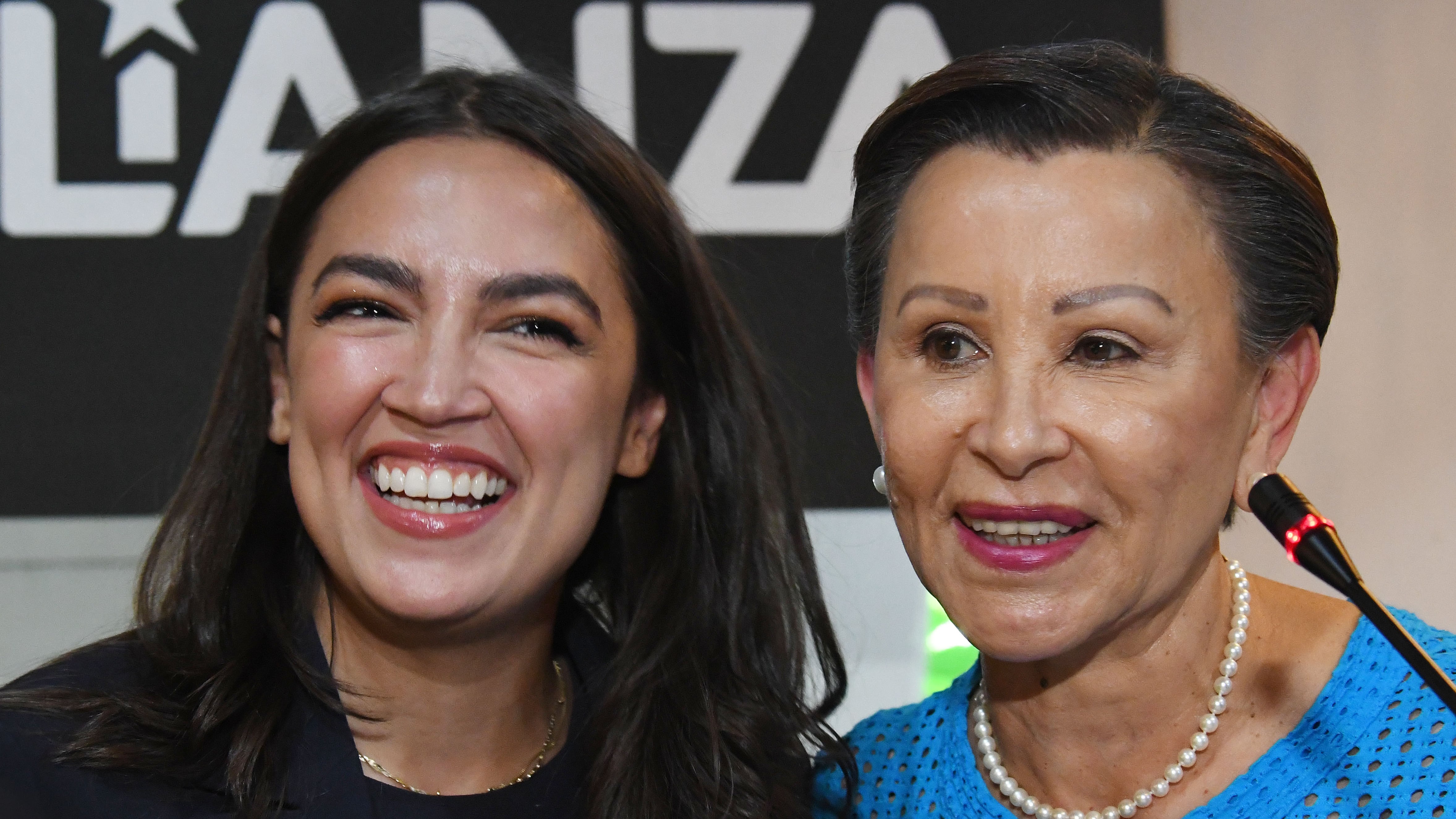 Las congresistas Nydia Velázquez y Alexandria Ocasio Cortez