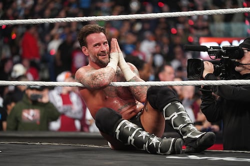 CM Punk atacó a un fanático que estaba acosando a su amiga Bayley