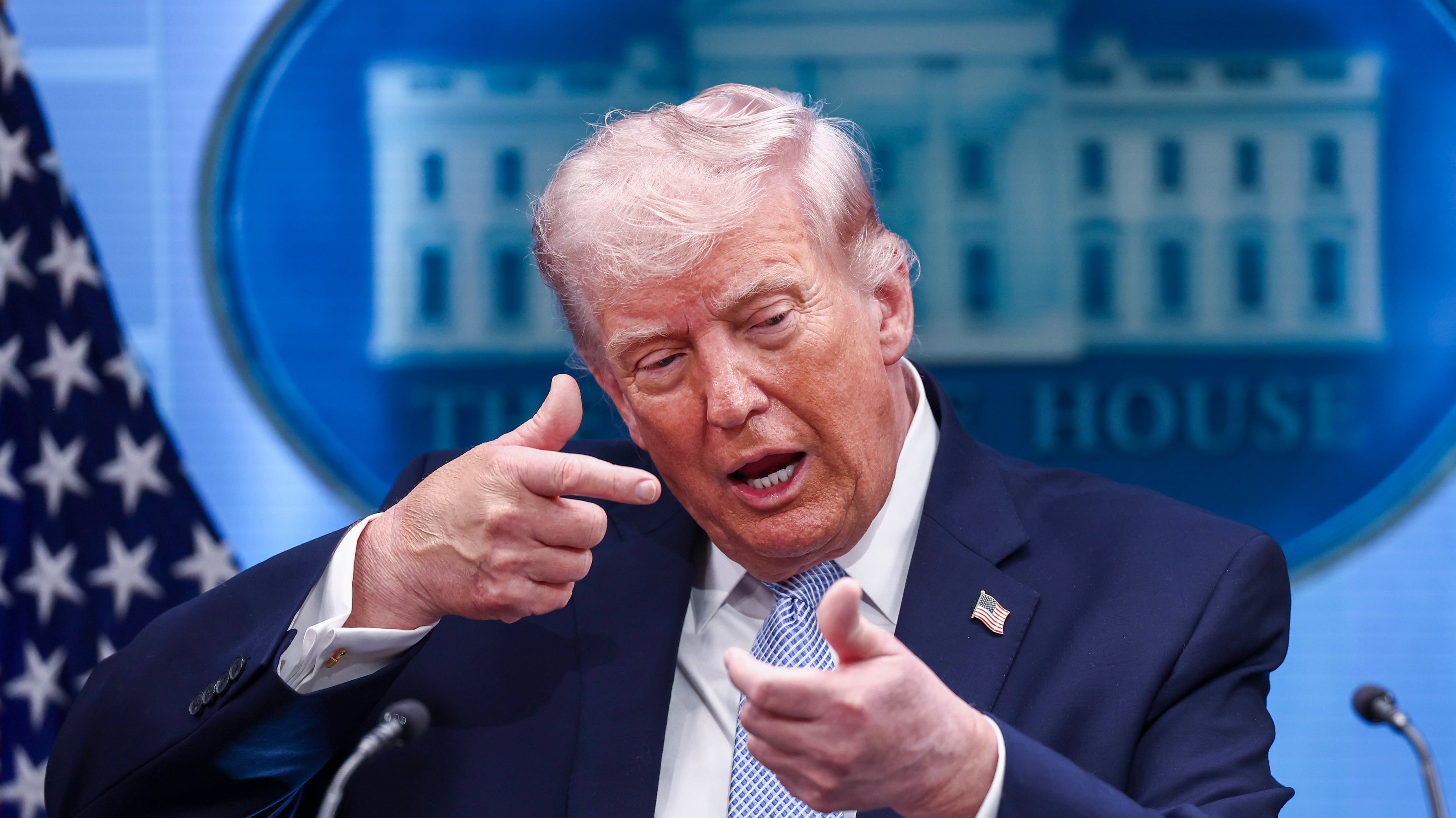 El presidente estadounidense Donald Trump gesticula mientras responde a una pregunta de los medios de comunicación durante una rueda de prensa sobre Irán desde la Casa Blanca en Washington. DC, USA, 06 April 2026. EFE/EPA/JIM LO SCALZO