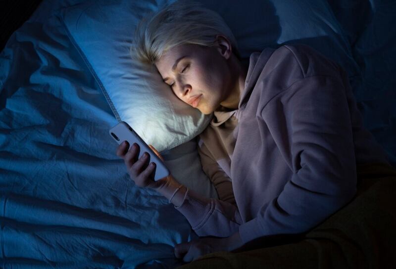 Adulto que sufre de adicción a las redes sociales.