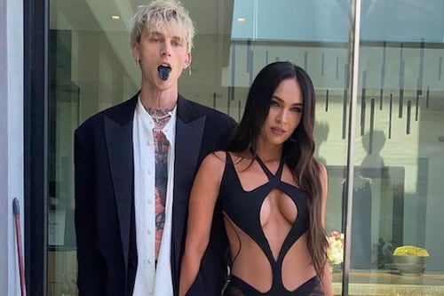 Ya es tradición: Megan Fox revela que continúa bebiendo sangre de su pareja “con fines rituales”