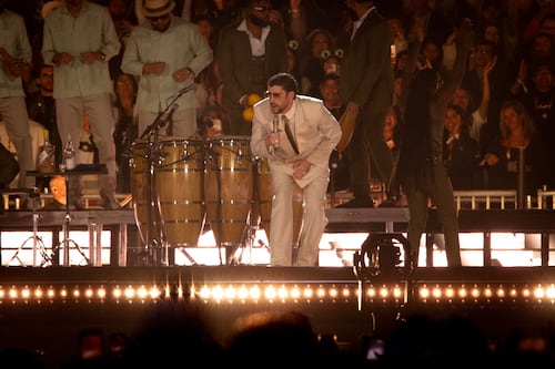 Bad Bunny lanza exclusiva colaboración con NFL previo a su presentación en el Super Bowl