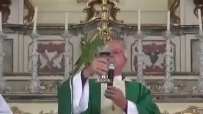 Loro quiere beber del vino en misa