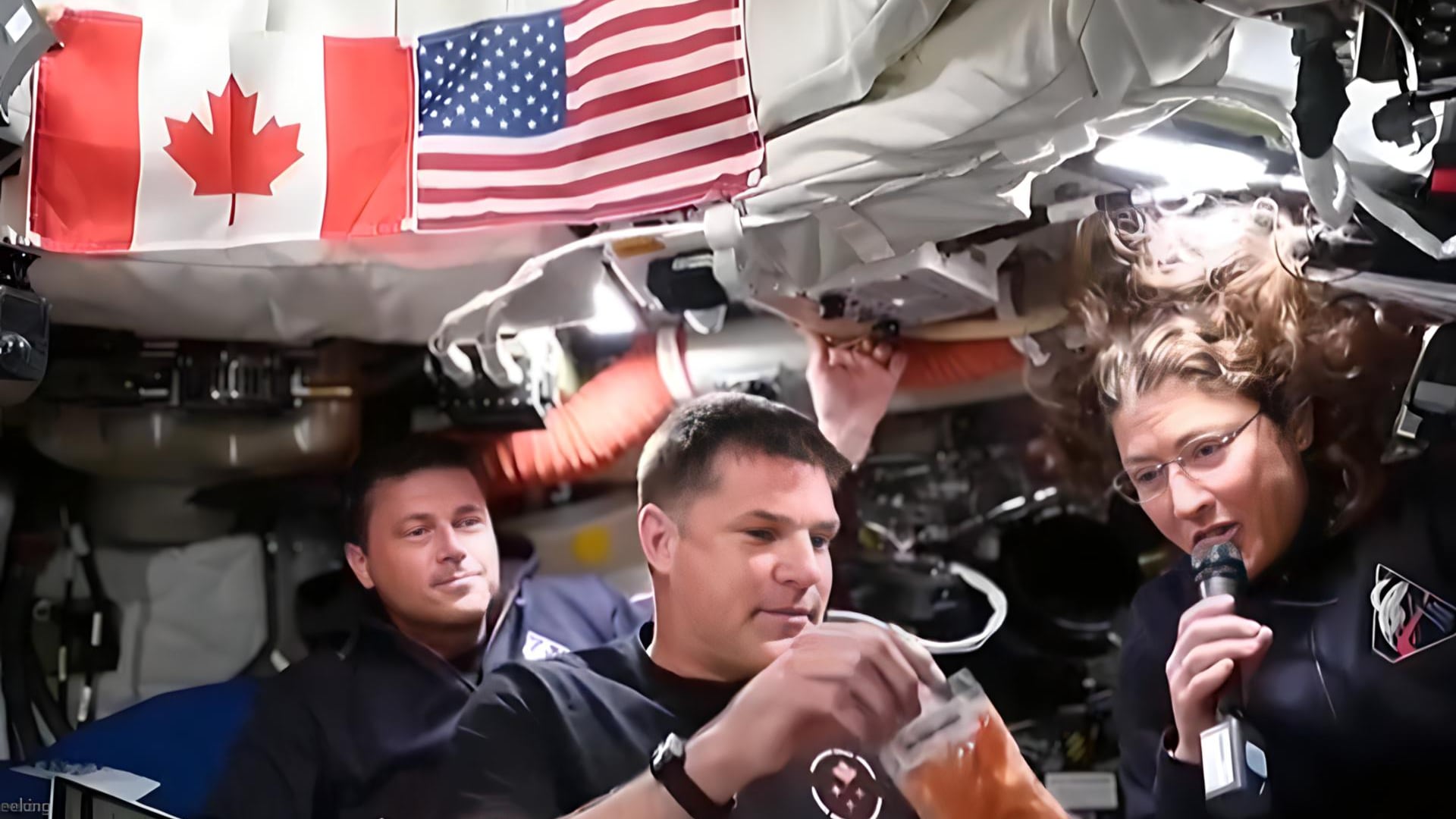 Captura de vídeo de la NASA donde aparecen los astronautas Reid Wiseman (i), Jeremy Hansen (c), y Christina Koch, mostrando los alimentos que consumen a bordo de la nave Orion de la misión lunar Artemis II. Un bote de Nutella, que se escapó y flotó dentro de la nave Orión en plena trasmisión, y demostraciones de qué comen los astronautas y cómo preparan sus comidas se han convertido en momentos icónicos de la misión lunar Artemis II, que este martes comenzó el proceso de retorno a la Tierra. EFE/NASA