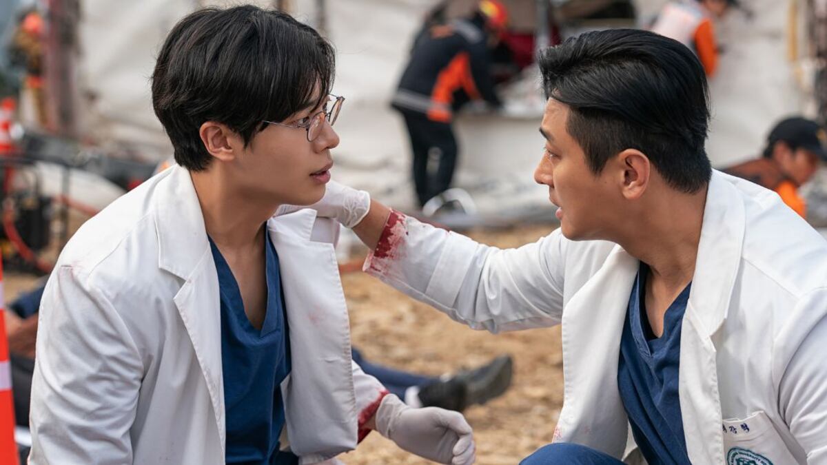Choo Young-woo y Ju Ji-hoon en The Trauma Code: Heroes on Call Cr