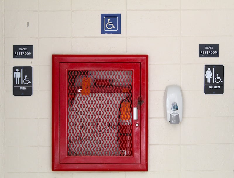 En la Facultad de Educación, los espacios que antes se identificaban como “baño” fueron rotulados nuevamente por el Recinto de Río Piedras para separarlos entre “Damas” y “Caballeros” o “Women y Men”, un cambio que se replicó en los otros nueve edificios donde existían baños inclusivos.