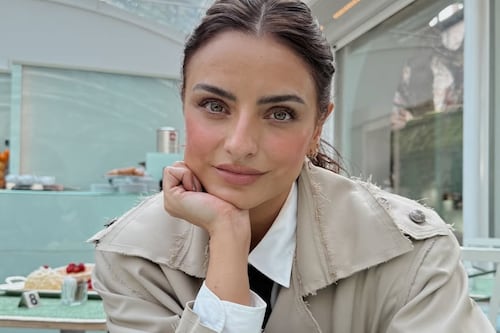 Aislinn Derbez posa junto a famosa supermodelo pero su look lencero se lleva los aplausos: “divina”