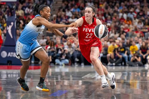 Primer mes de Caitlin Clark en la WNBA: agresiones, insultos y fuera de la selección olímpica