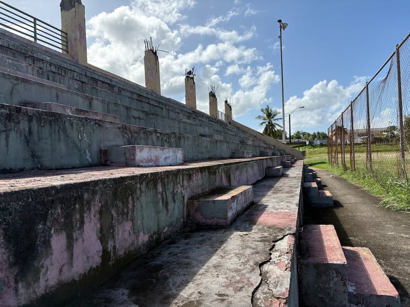 El área de las gradas del parque de Villas de Río Grande luce abandonado y el vestigio de las columnas indica que debe construirse un techo.