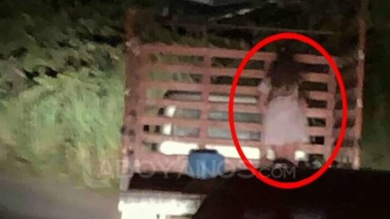 Fotografía de una supuesta niña fantasma detrás de un camión en Tolima.