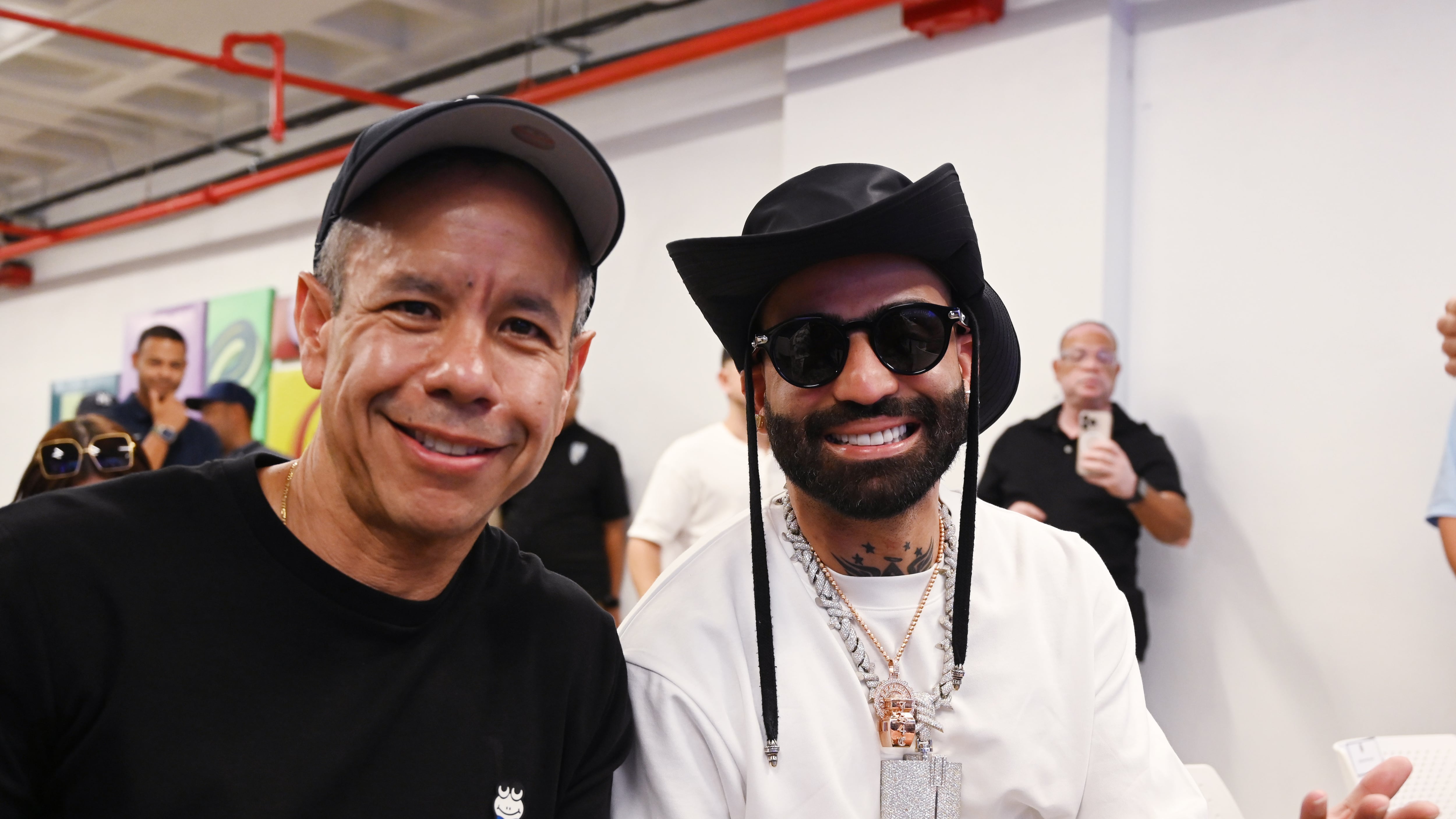 El alcalde de San Juan, Miguel Romero, inaugura el Estudio Rio, con el cantante Urbano Arcángel