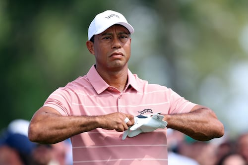 ¿Cuál es la nueva marca deportiva que viste a Tiger Woods en el Masters luego de terminar contrato con Nike?