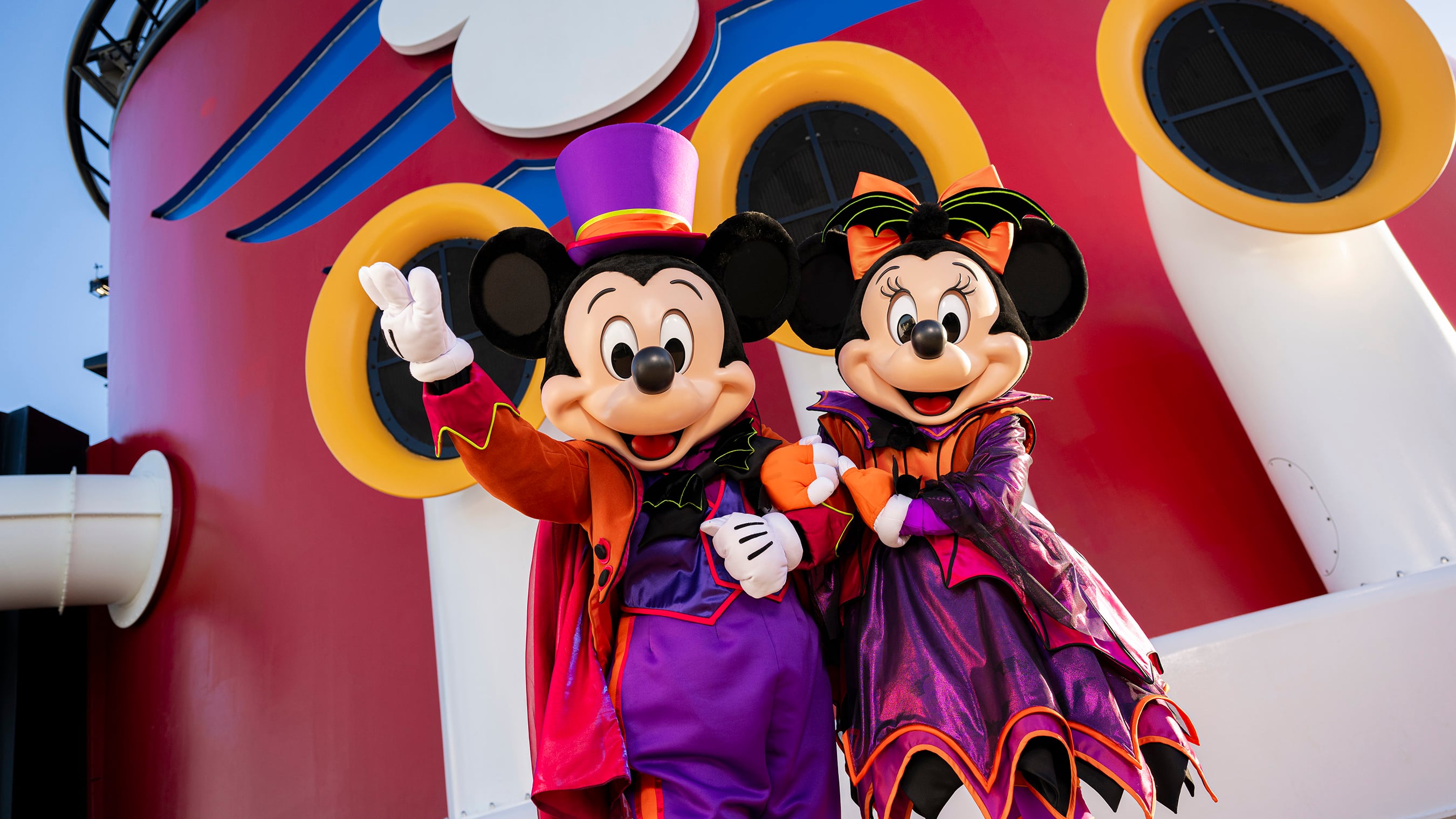 El evento incluye decoraciones temáticas, como árboles de calabaza, fiestas de disfraces y trick-or-treating para todas las edades