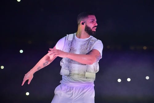 Drake regala 50 mil dólares a un fan durante un concierto 