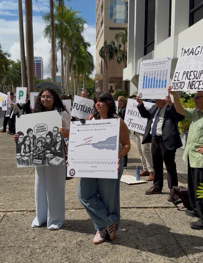 Estudiantes del Recinto Universitario de Mayagüez se manifiestan frente a las oficinas de la Junta de Supervisión Fiscal.