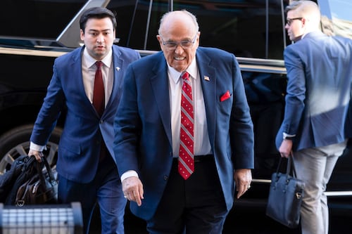 Rudy Giuliani deberá pagar $148 millones a dos ex funcionarias electores a las que difamó