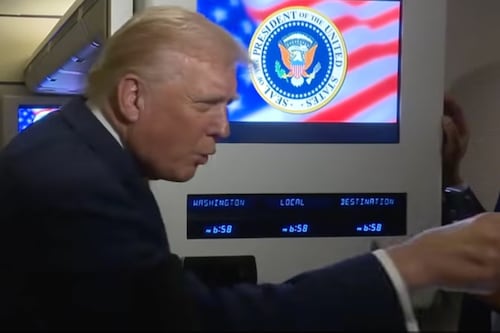 Trump se va a lo loco y manda a callar a periodista: “Cállate, lechona”