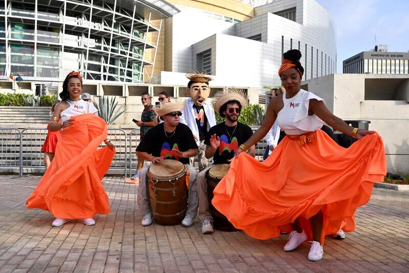 Personas de todas partes llegaron hasta el Coliseo de Puerto Rico, José Miguel Agrelot.
