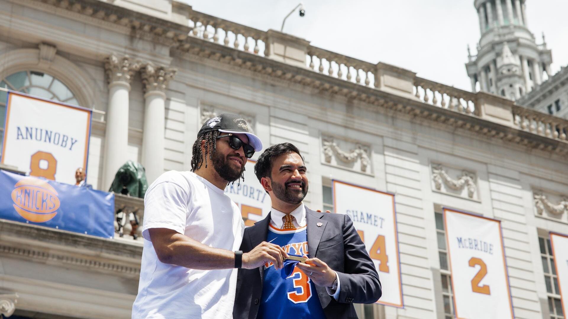 El alcalde de Nueva York, Zohran Mamdani (d), entrega las llaves simbólicas de la ciudad a Jalen Brunson durante la ceremonia de celebración del título de los Knicks 2026 en el Ayuntamiento de Nueva York, Nueva York (EE.UU.). EFE/OLGA FEDOROVA