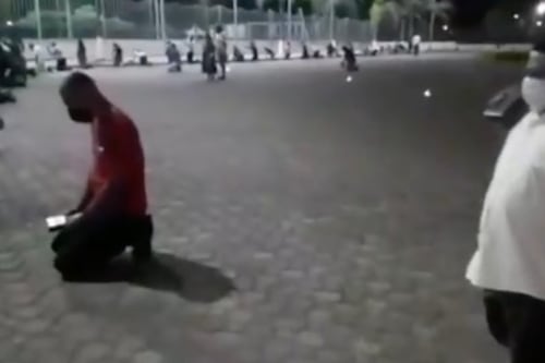 VIDEO: Oran de rodillas fuera de hospital por sus familiares con Covid
