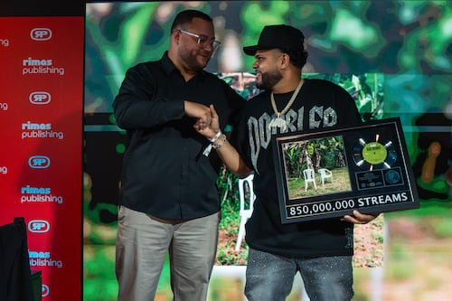 Reconocen a creadores destacados de Rimas Publishing en los Replay Awards