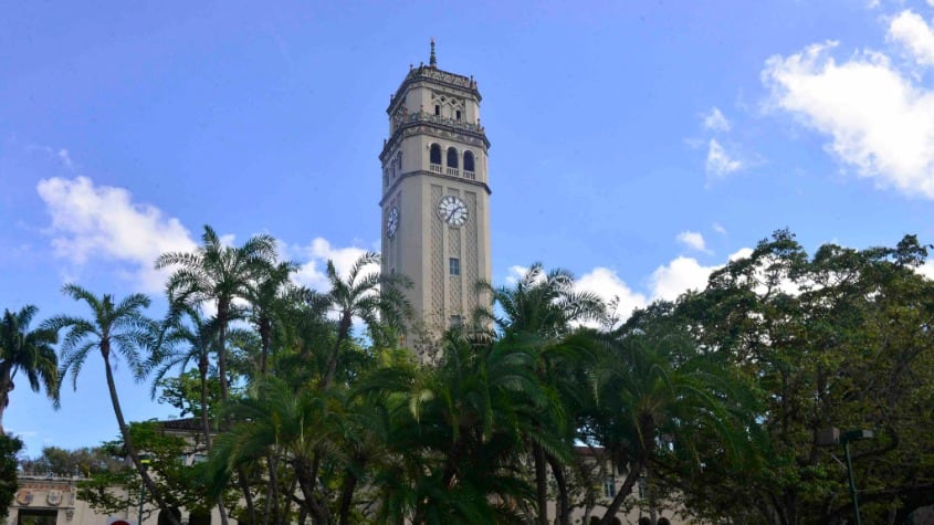 Se muestra la torre en el campus del recinto de Río Piedras de la Universidad de Puerto Rico.
