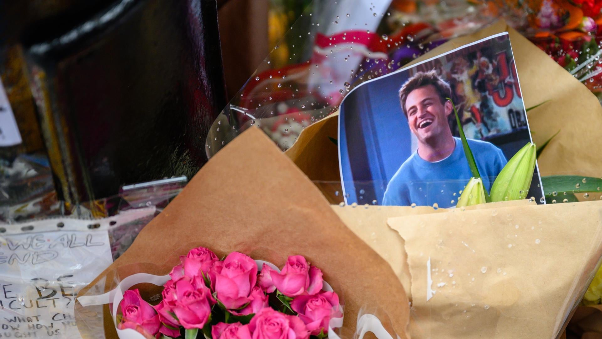 Imagen de archivo de una ofrenda floral al actor Matthew Perry. EFE/EPA/Tamas Vasvari HUNGARY OUT