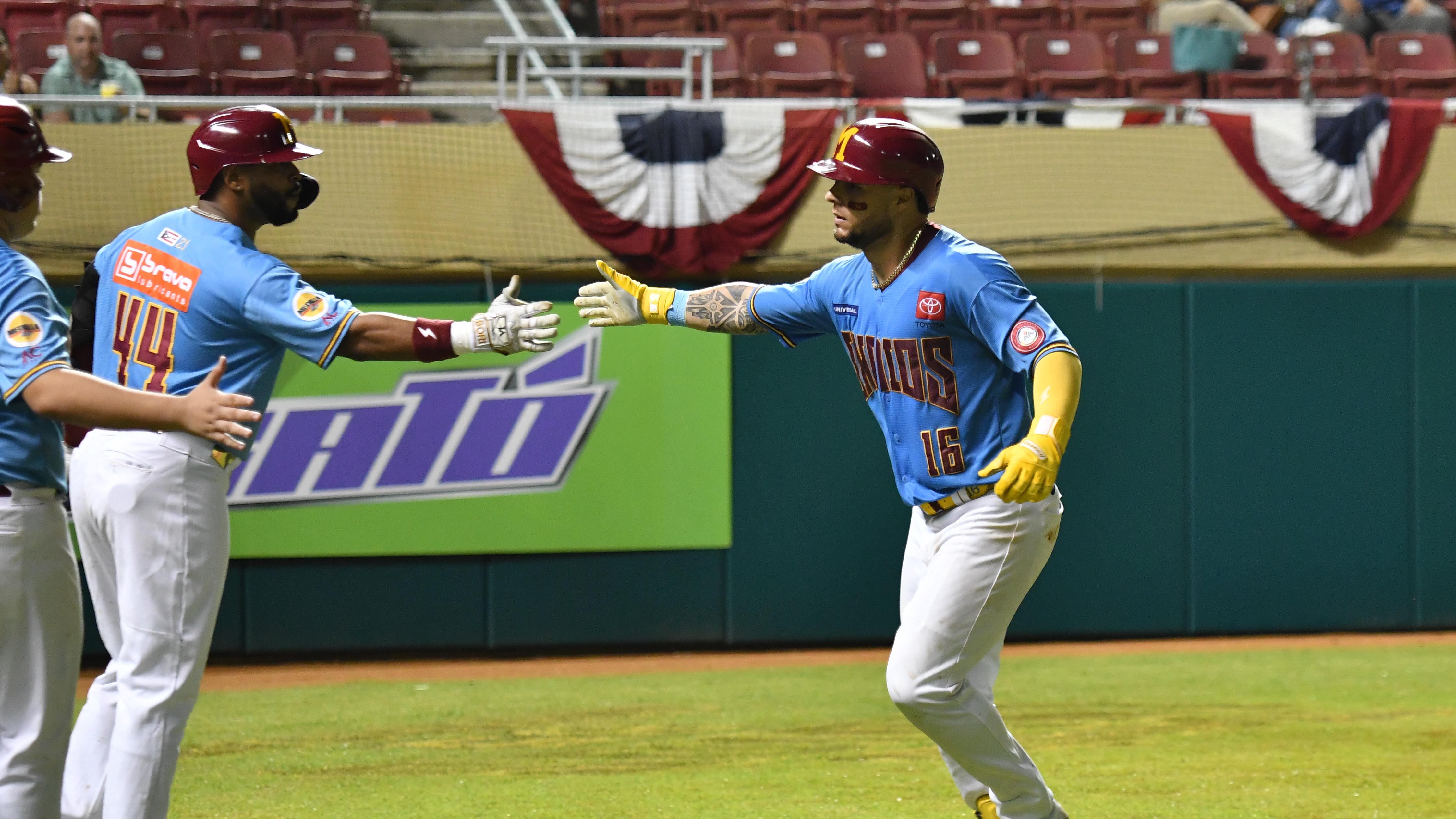 Danny Ortiz de los Indios de Mayagüez anota una carrera.