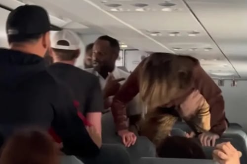 Viral: Bajan pasajera de Frontier Airlines tras alegada posesión demoníaca 