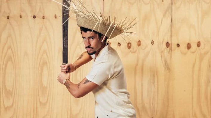 Con plátanos y sombrero: Bad Bunny “tira más fotos” para celebrar nuevo récord por su disco