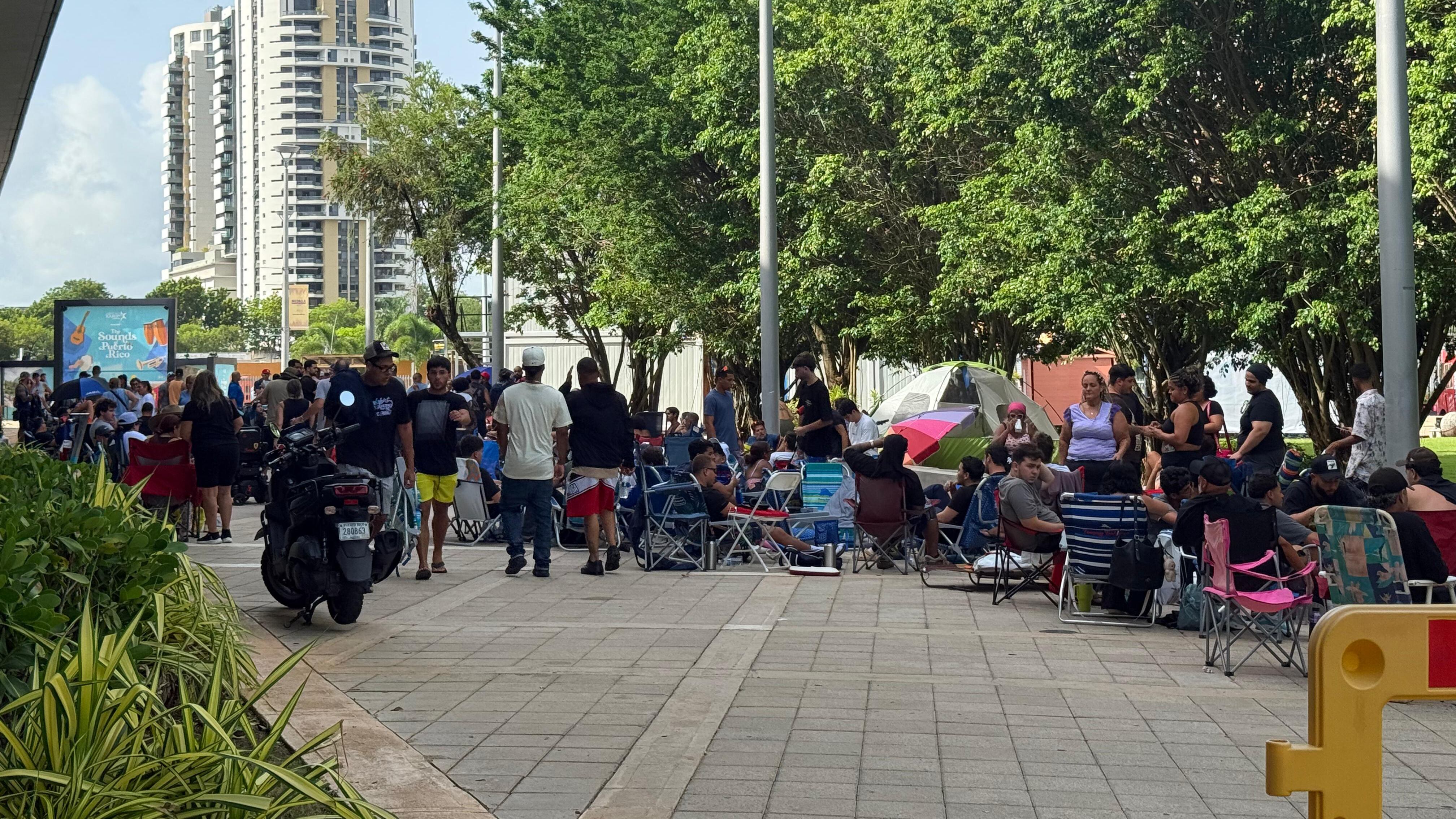 Cientos llegan hasta el Coliseo de Puerto Rico con el fin de buscar boletos.