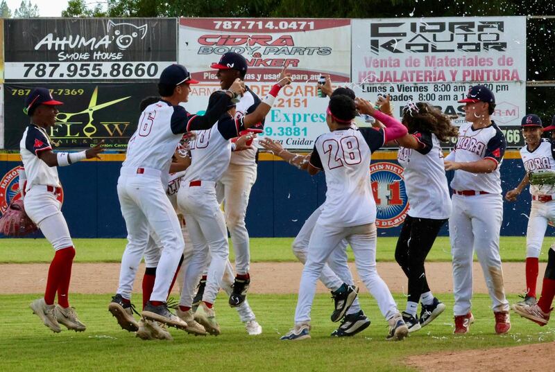 Potros de Cidra celebra su campeonato.