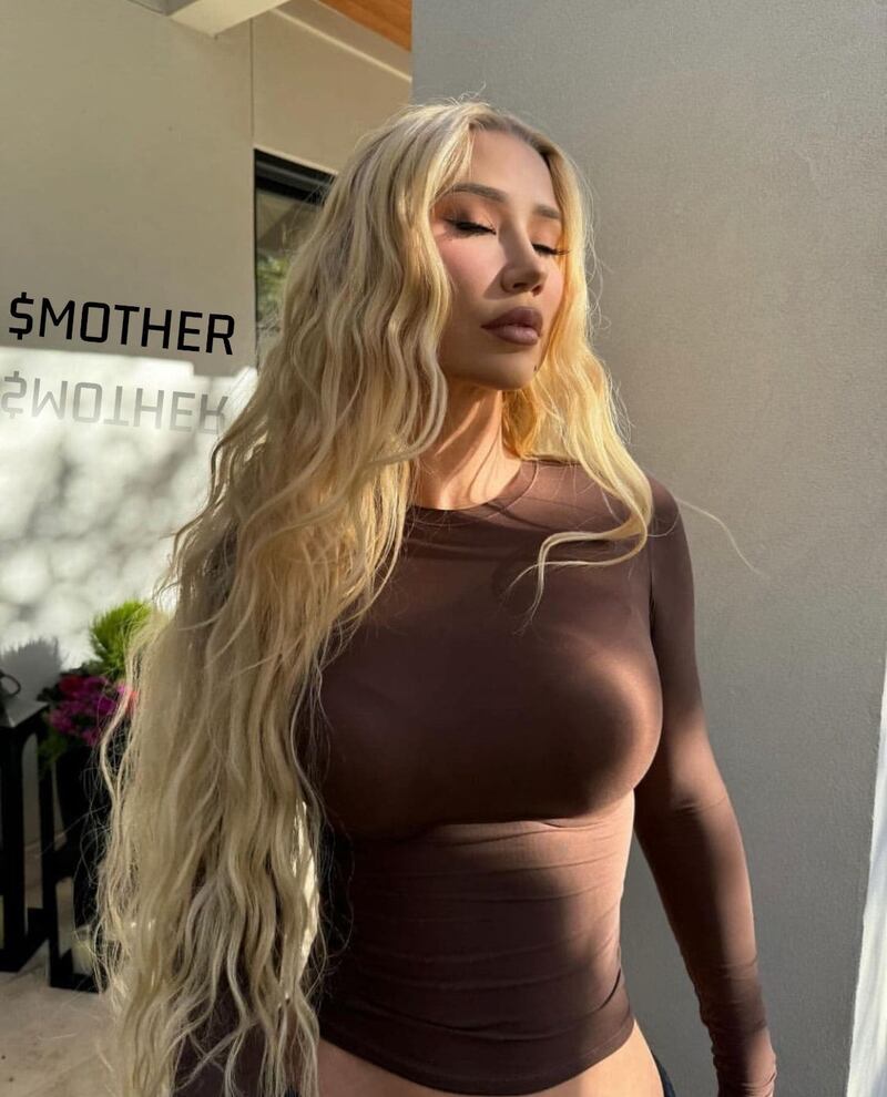 Glamour de alfombra roja y actitud de estrella mundial