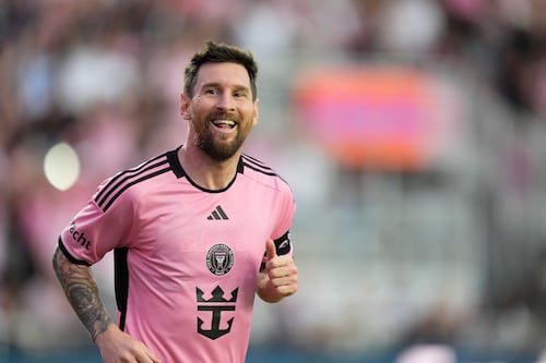”Está bendecida para siempre”, viral reacción de un padre cuando su hija recibe un pelotazo de Messi