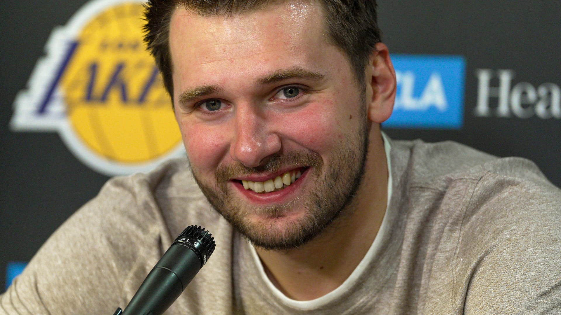 Luka Doncic, de los Lakers, habla en una rueda de prensa tras ganar este jueves un partido de la NBA frente Miami Heat en el Kaseya Center en Miami (Estados Unidos). EFE/ Alberto Boal