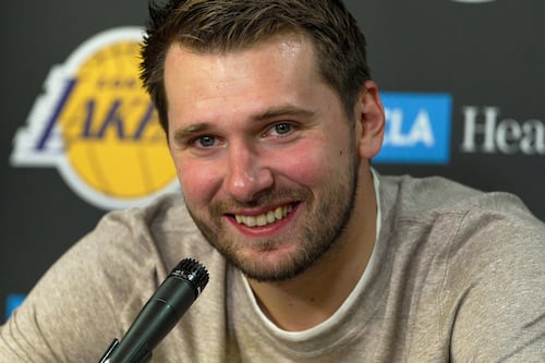 Cansados pero felices: Luka Doncic mete 60 puntos luego de un largo viaje de Houston a Miami