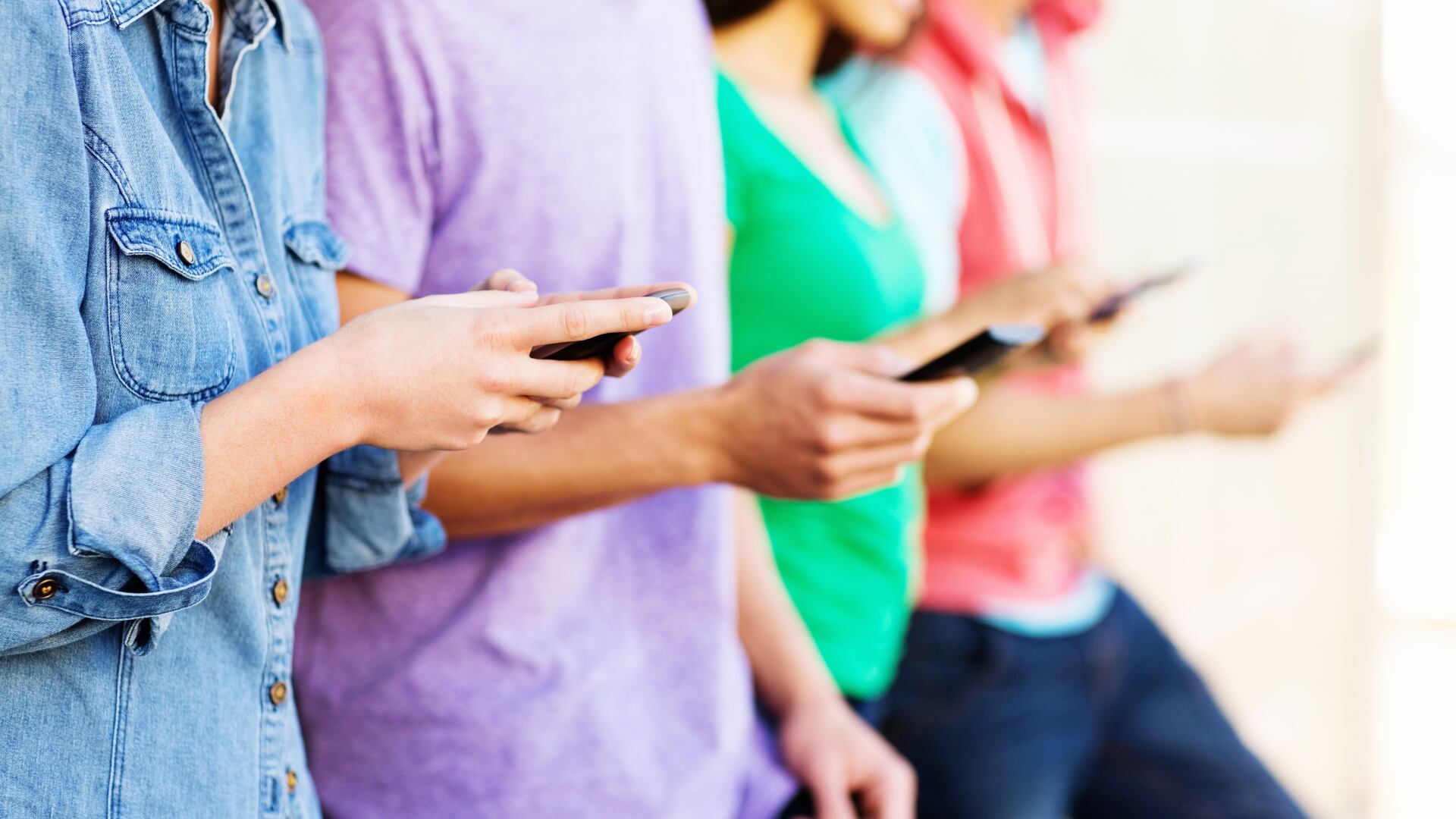 Jóvenes enviando mensajes de texto