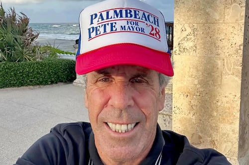 Hombre que se parece a Jeffrey Epstein quiere ser alcalde de Palm Beach