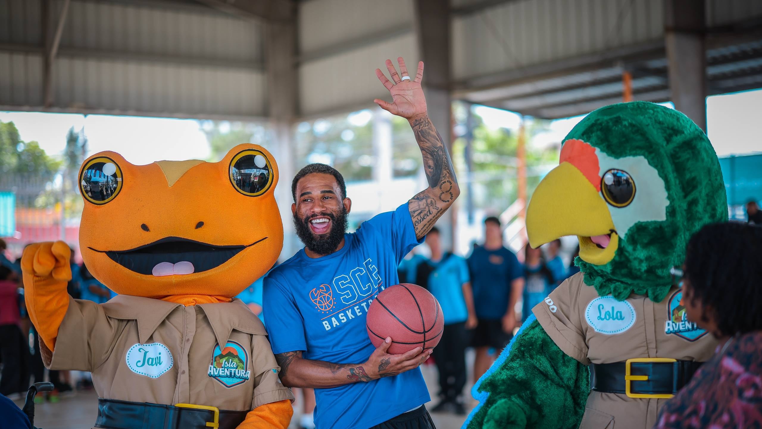Walter Hodge fue uno de los jugadores presentes en la clínica de baloncesto.