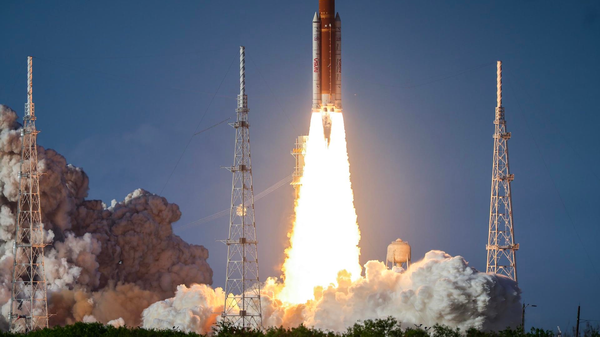 El cohete Space Launch System que transporta la cápsula Orion para la misión Artemis II despega de la plataforma de lanzamiento en el Centro Espacial Kennedy en Titusville, Florida, 1 de abril de 2026.