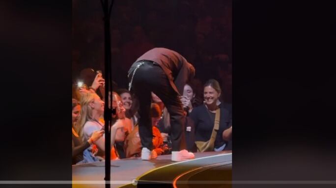 La mujer no se percató que tenía Justin Timberlake de frente por estar enfocada en su teléfono