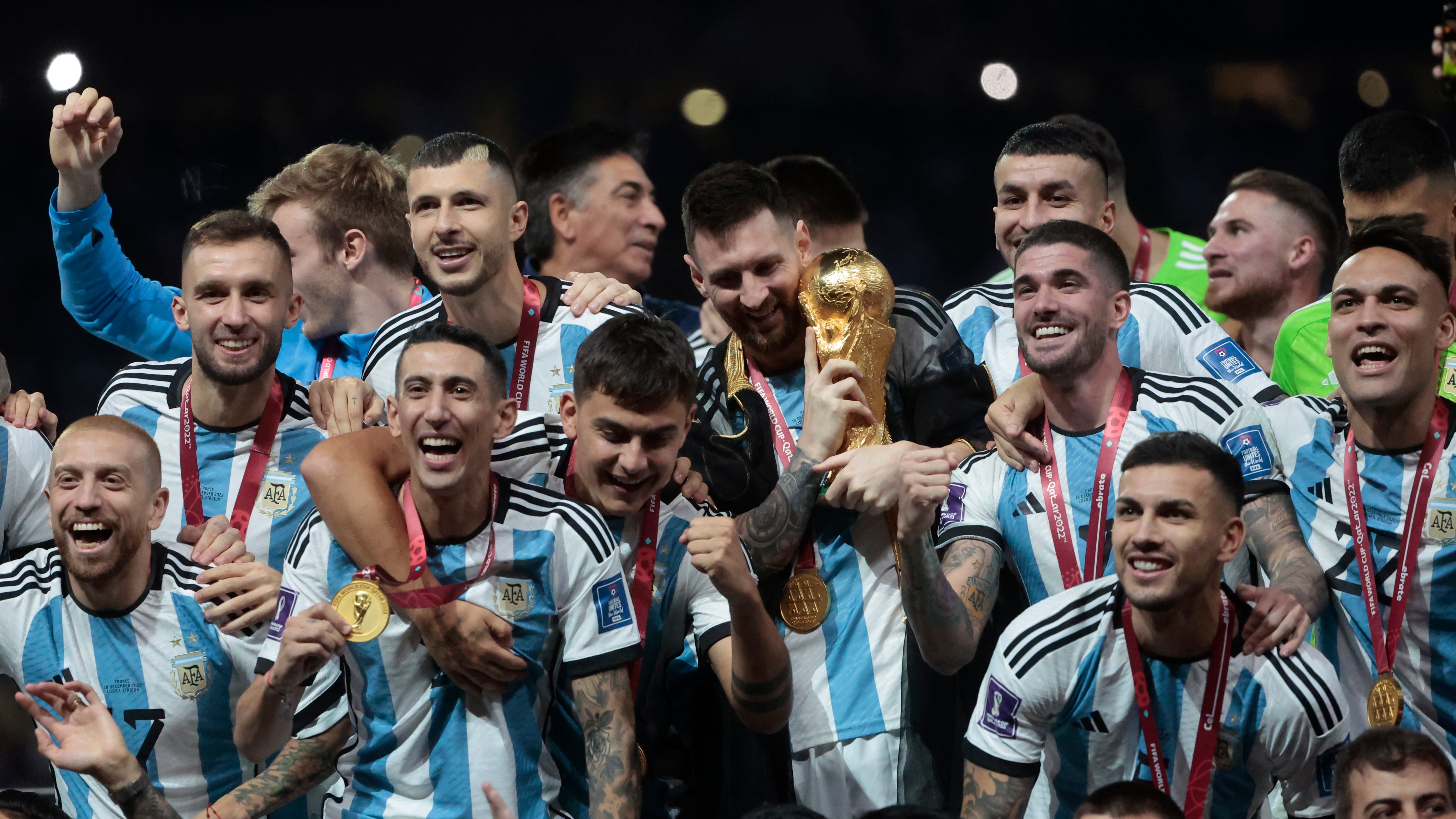 Fotografía de Juan Ignacio Roncoroni, en la que puede verse en una imagen de archivo del 18 de diciembre de 2022 a jugadores de Argentina con el trofeo de la Copa del Mundo conquistado en Catar 2022. EFE