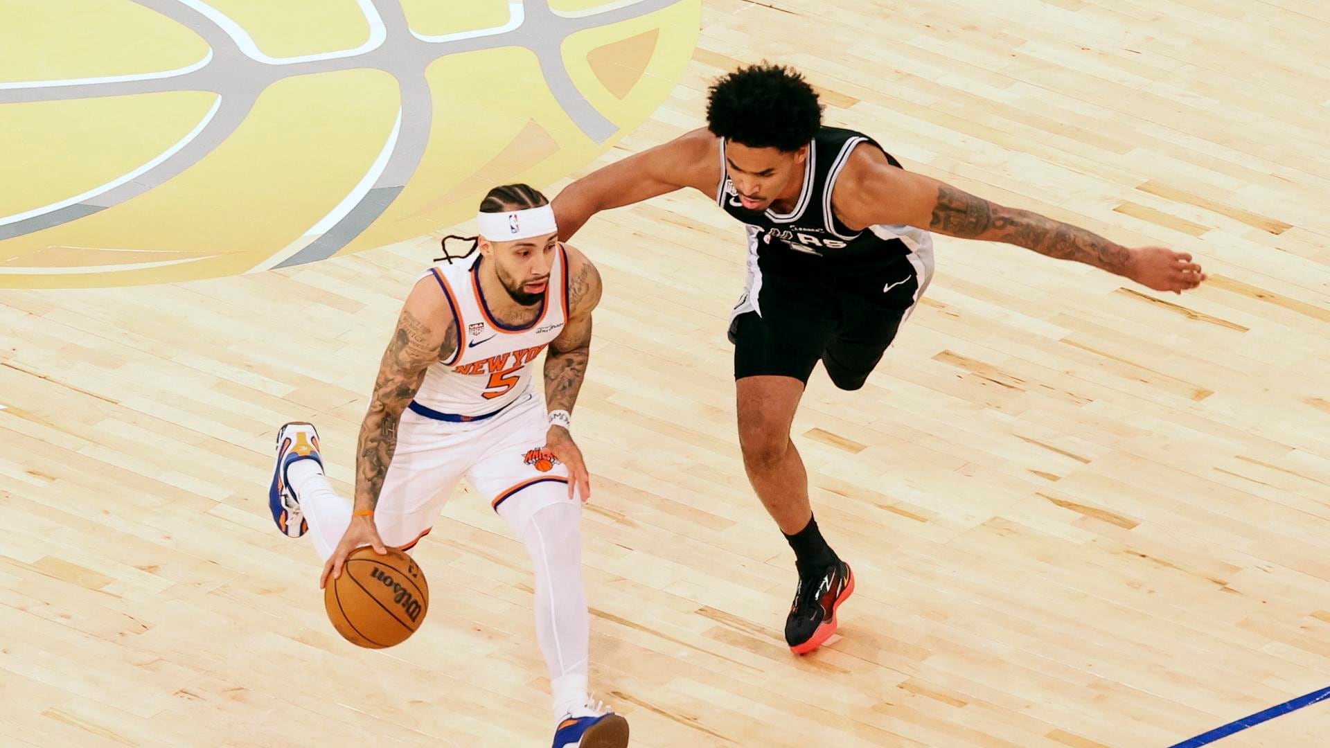 El base de los New York Knicks, Jose Alvarado (i) supera la marca del base de San Antonio Spurs, Dylan Harper (d), este miércoles durante el cuarto partido de las Finales de la NBA en el Madison Square Garden de Nueva York. EFE/EPA/SARAH YENESEL SHUTTERSTOCK OUT