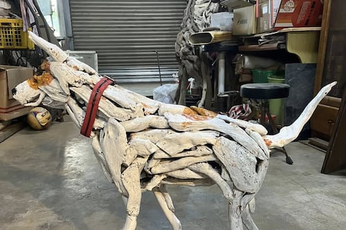 Artista convierte el amor por su perro en una emotiva escultura de madera