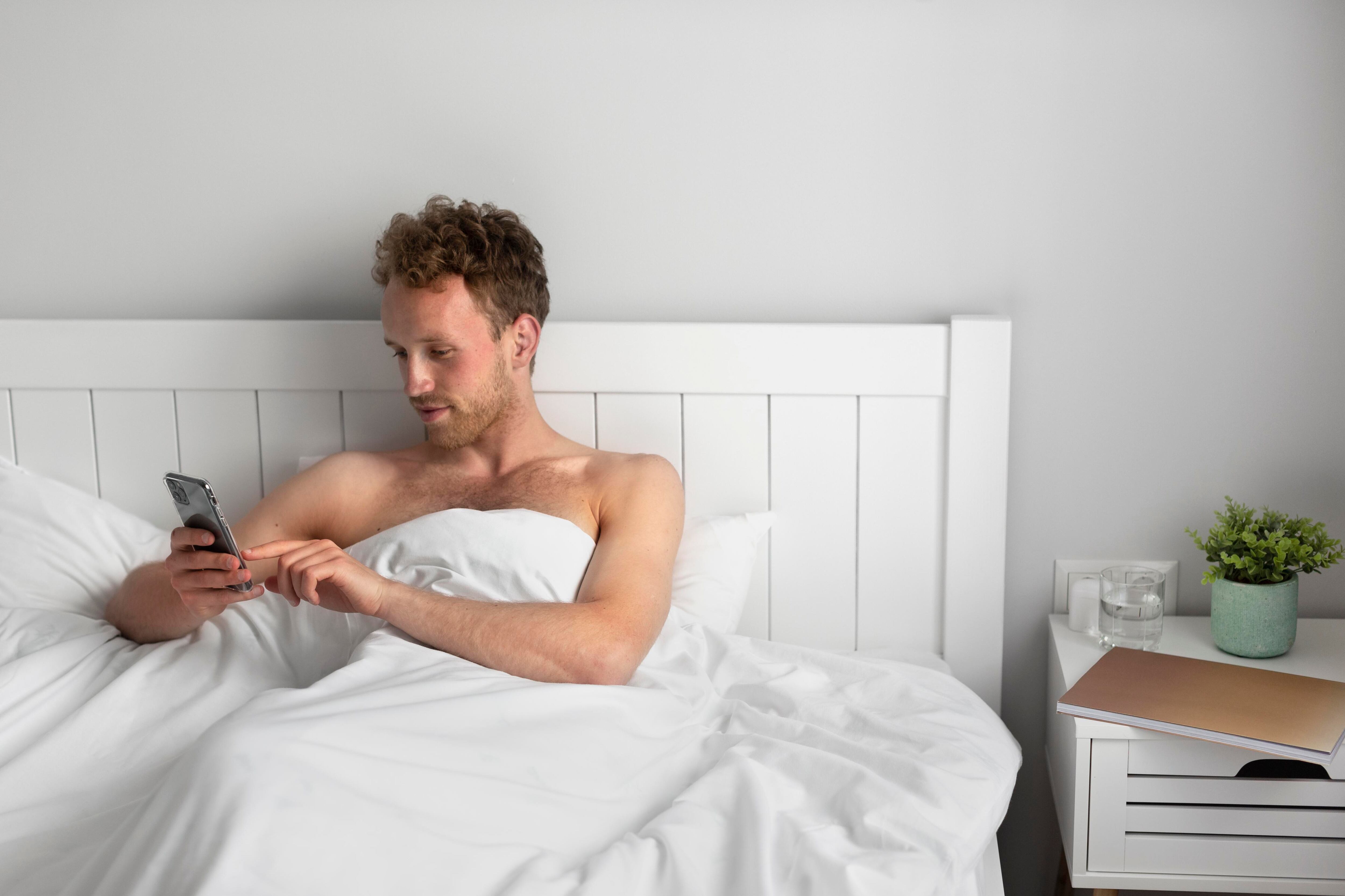 El exceso de confianza y la falta de educación tecnológica hacen que las personas desconozcan o minimicen los riesgos asociados con esta práctica. Foto: Freepik.