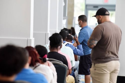 "¿Cómo? ¿Qué me vendes un número pa'l cheque del desempleo?"