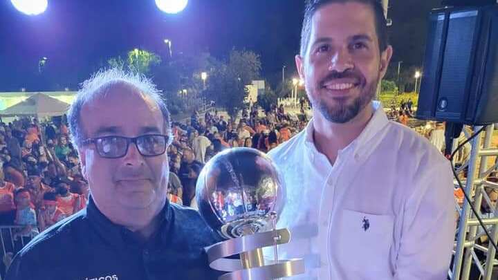 El alcalde Virgilio Olivera junto al Apoderado del Año, José "Cheo" Rivera.