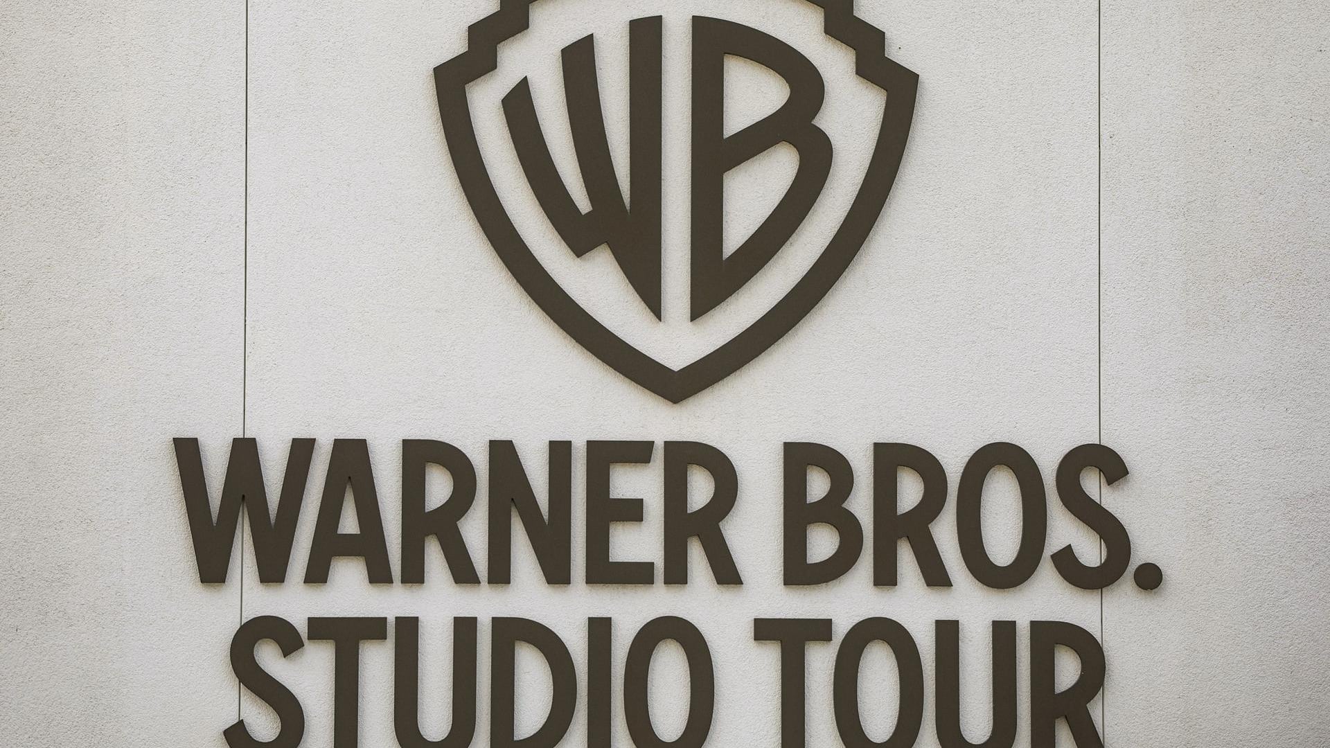 El logotipo de Warner Bros. se observa en el complejo de estudios de Warner Bros. Studios en Los Ángeles, California (EE. UU.), el 23 de abril de 2026. EFE/CHRIS TORRES
