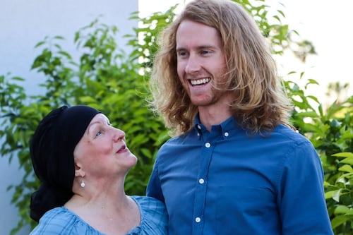 ¡Amor puro! Hijo deja crecer su cabello para hacerle una peluca a su madre con cáncer