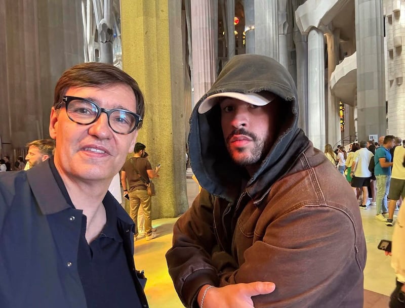 El presidente de la Generalitat de Catalunya, Salvador Illa (i), ha publicado este lunes en su perfil de Instagram un selfi con el cantante puertorriqueño Bad Bunny en la Sagrada Familia de Barcelona. "Gracias por elegir Barcelona para empezar el Debí tirar más fotos World Tour en Europa", ha indicado Illa en su mensaje en la red social. EFE/Salvador Illa en Instagram -SÓLO USO EDITORIAL/SOLO USO PERMITIDO PARA ILUSTRAR LA NOTICIA QUE APARECE EN EL PIE DE FOTO (CRÉDITO OBLIGATORIO)-